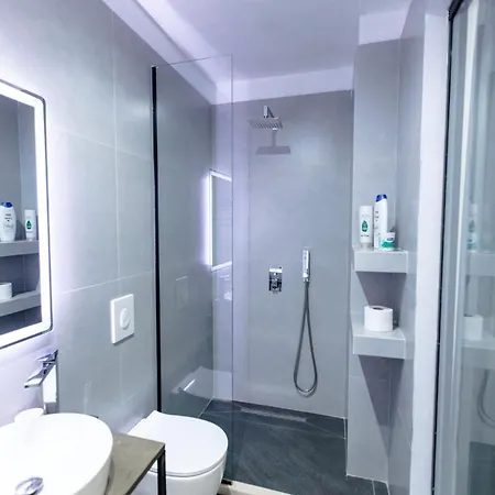 New Bazaar Modern App - The Nest דירה